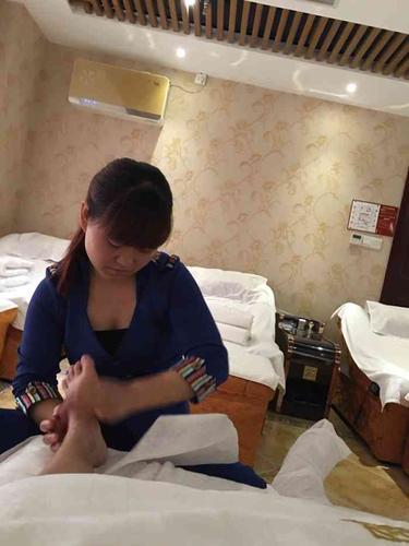 上周去了北京昌平区巴厘岛足疗休闲会所，技师的服务态度很好