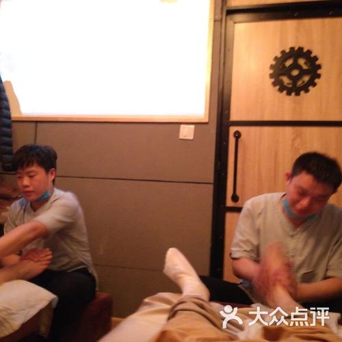 周末和同事去西安主题推拿商务会所,服务和接待都是顶级的，推